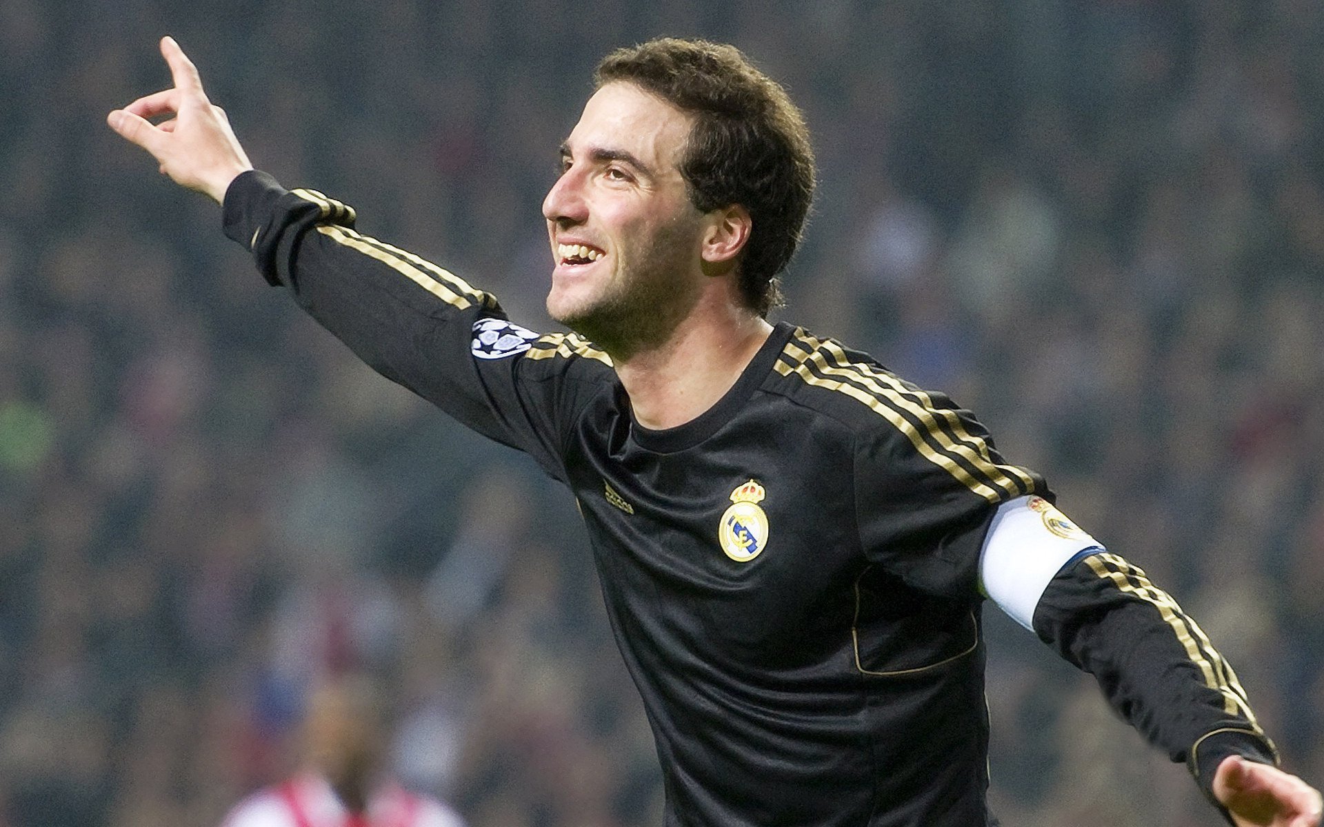 曼联不断突破！，Doinb连续十五场比赛得分超过重要助攻赛场气氛高涨